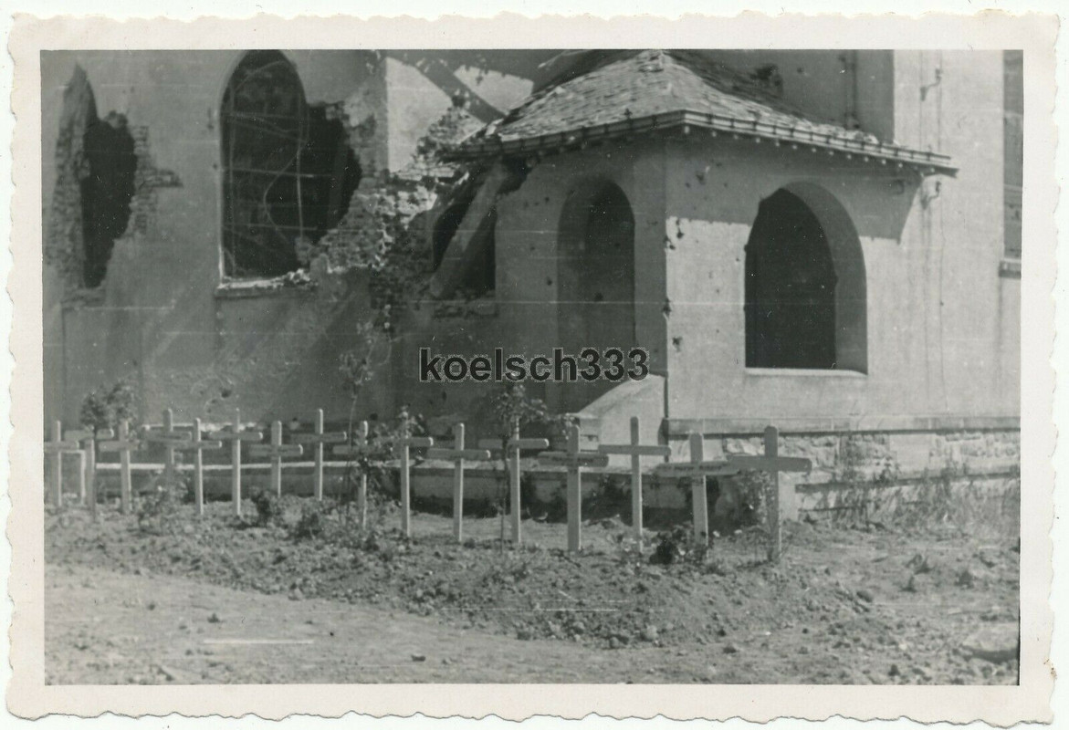 Foto Soldaten Gräber der Wehrmacht vor einer Kirche in Fay Frankreich Westfront