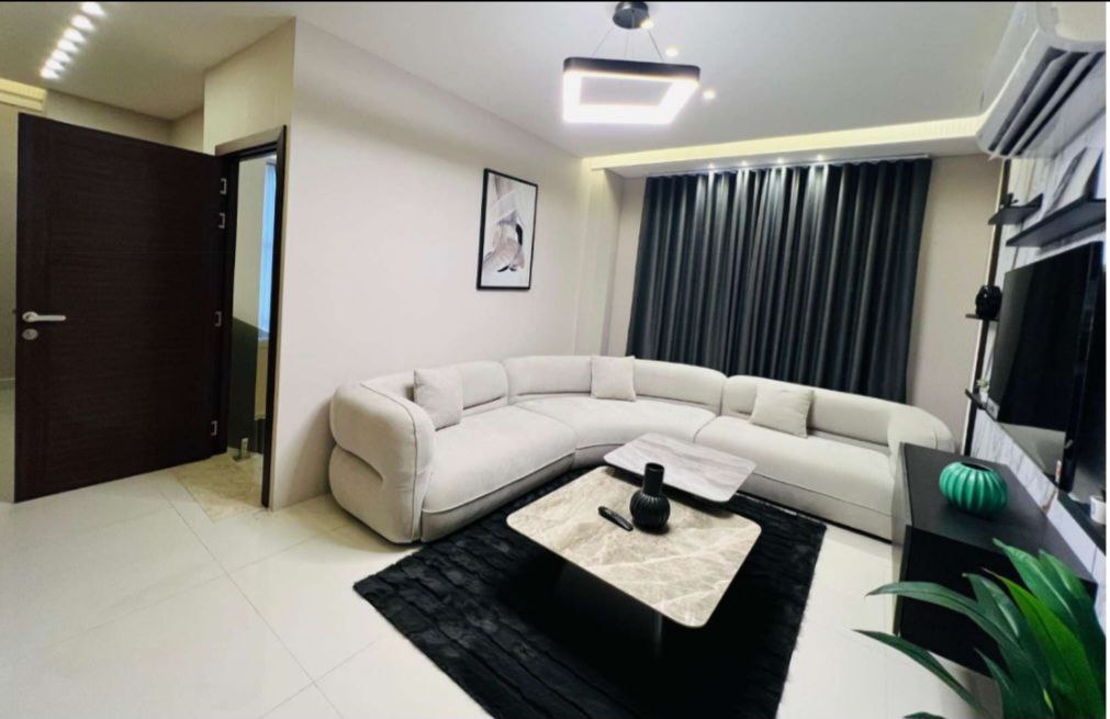 الصالة الأولى في فيلا فاخرة بعجمان، تتميز بتصميم راقٍ ومساحة واسعة تجمع بين الأناقة والراحة.