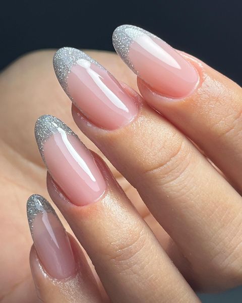 Unghie 2023, i colori e le nail art di tendenza per la manicure