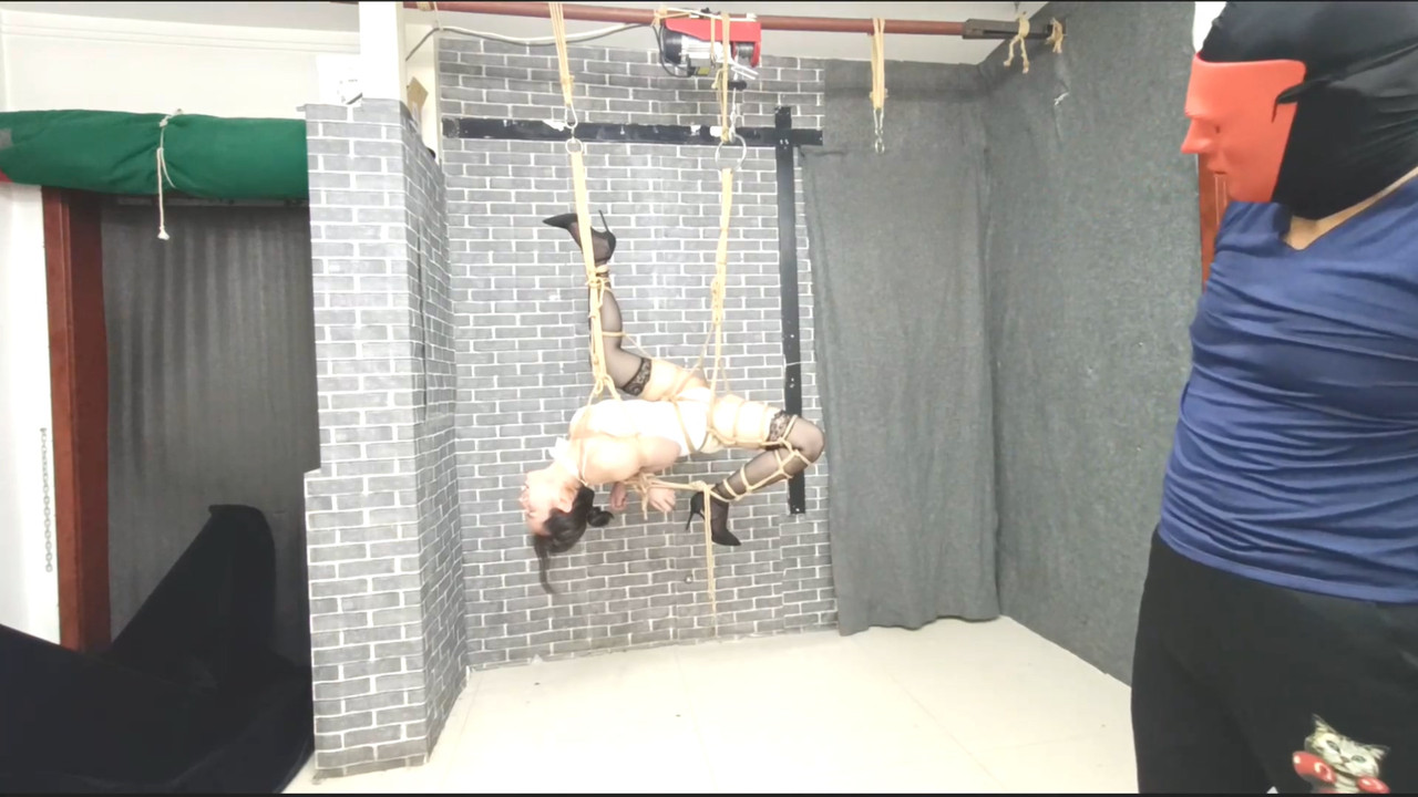 飞天原创 柔柔兔女郎首次体验悬空.mp4_20210716_130636.868