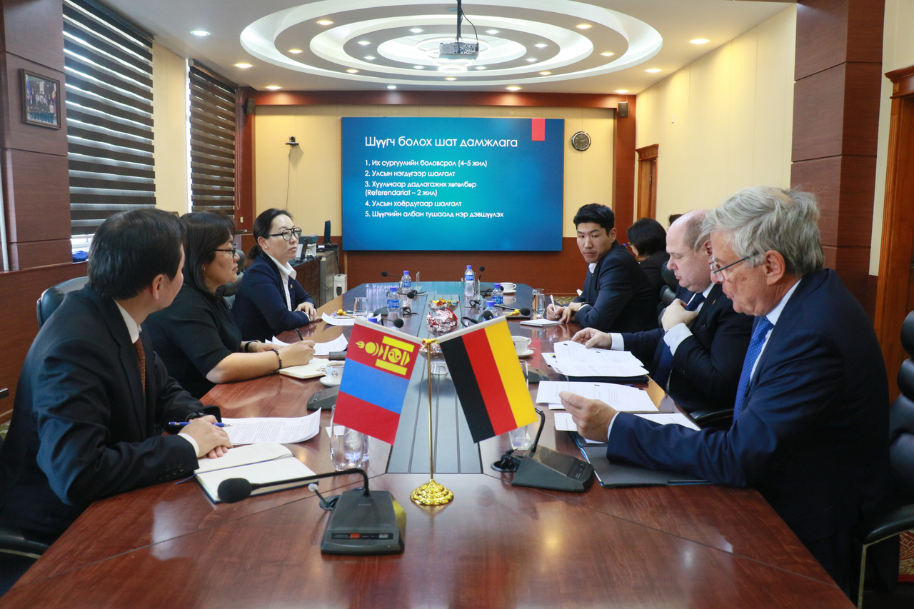 Шүүхийн ерөнхий зөвлөлийн гишүүд “Твиннинг” төслийн зөвлөх Томас Фёльцкетэй уулзалт хийлээ