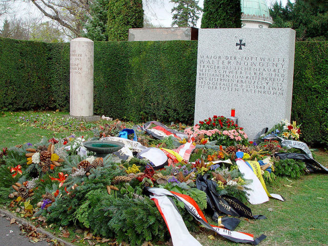 Tumba de Walter Nowotny en el cementerio de Zentralfriedhof en Viena, Austria Tumba de Walter Nowotny en el cementerio de Zentralfriedhof en Viena, Austria