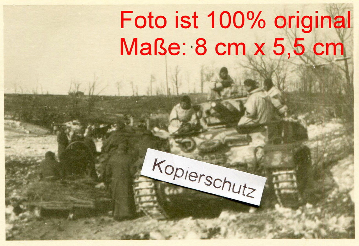 Panzer mit Soldaten in Wintertarn im Kampfeinsatz (2)