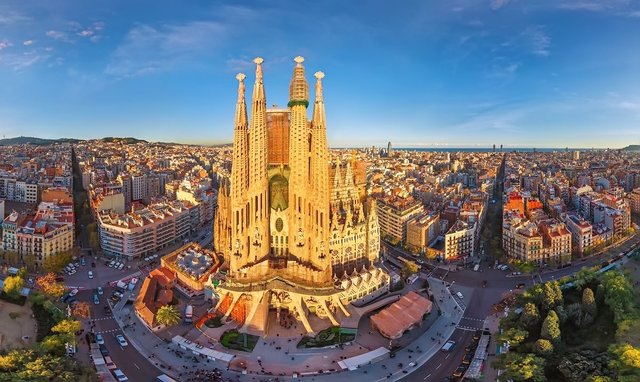 Barcelona for Tourists: Transport, Accommodation, and Entertainment