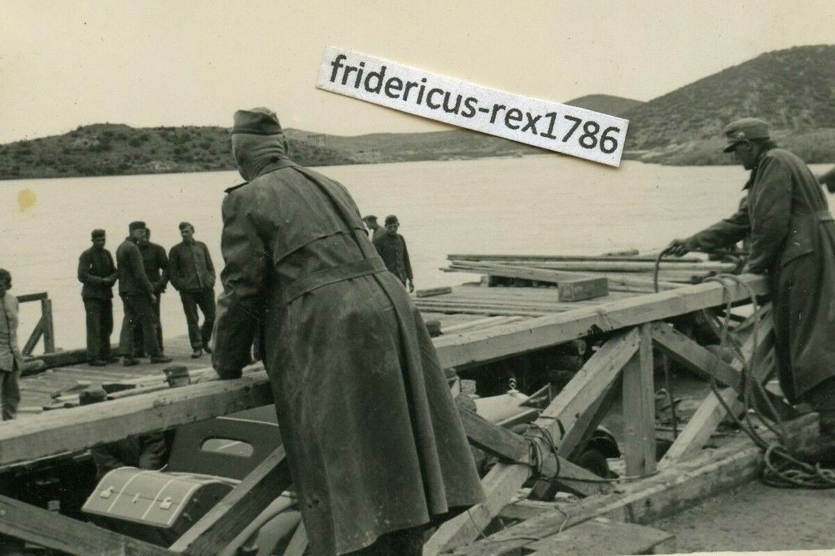 Foto 2 Gebirgsjäger Truppe beim luxuriöser Pkw Kübel Mercedes Benz Kennung