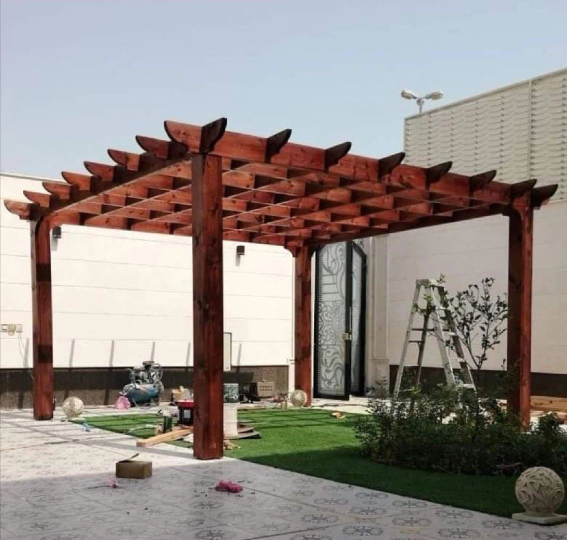 برجولة مع أعمدة حجرية