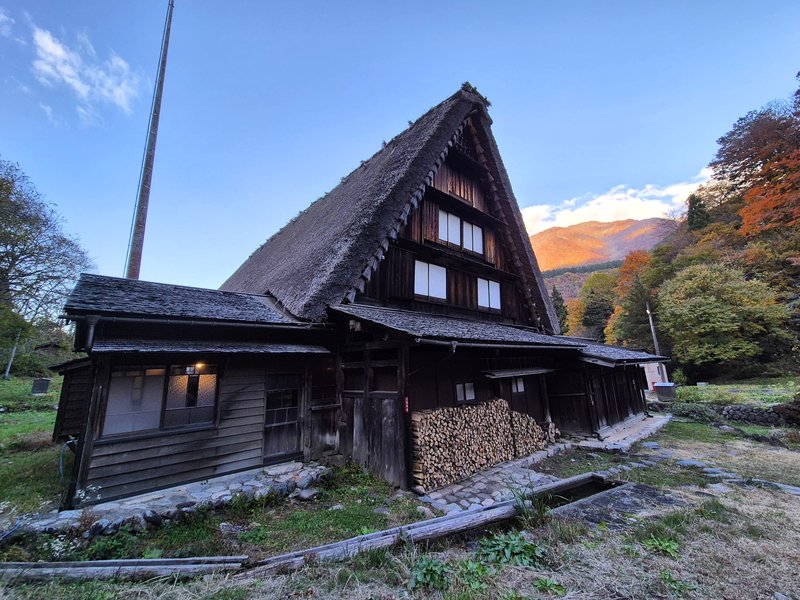 Cabañas y templo en Shirakawa-14-11-2024 - Japón y sus Pueblos-2024 (11)