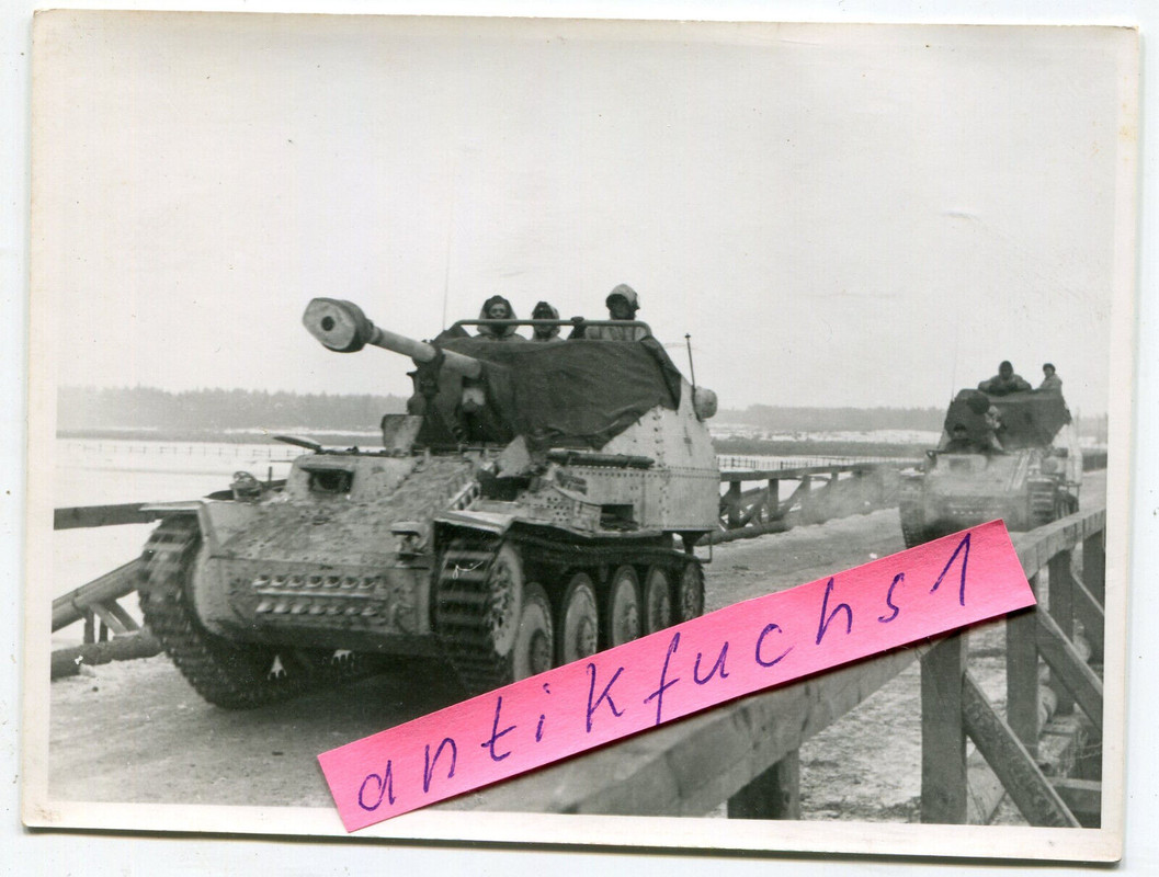 Panzerjäger-Selbstfahrlafetten Marder III mit Winter auf Front-Brücke 1944