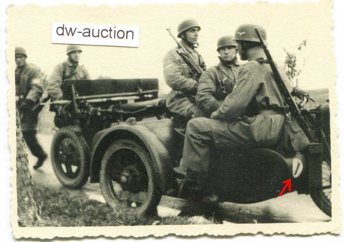 Fallschirmjäger mit Stahlhelm Knochensack auf Motorrad mit Geschütz