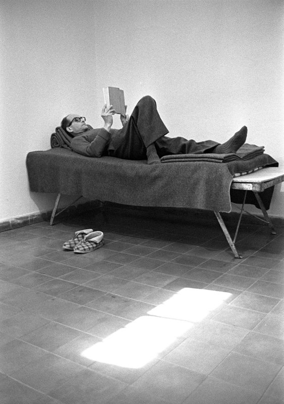 Eichmann en su celda de la prisión de Galami
