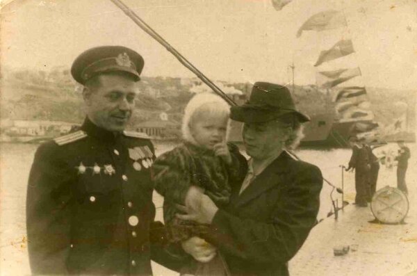 Видовенко Ф.А. с супругой и дочкой на палубе Д-5, Севастополь, 1 мая 1948г.