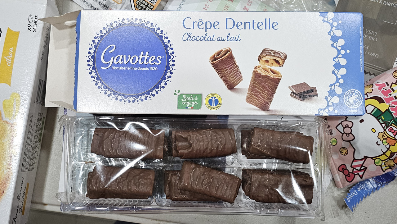 裹巧克力的餅乾,好甜,覺得還好。一開封就要想辦法整盒吃完