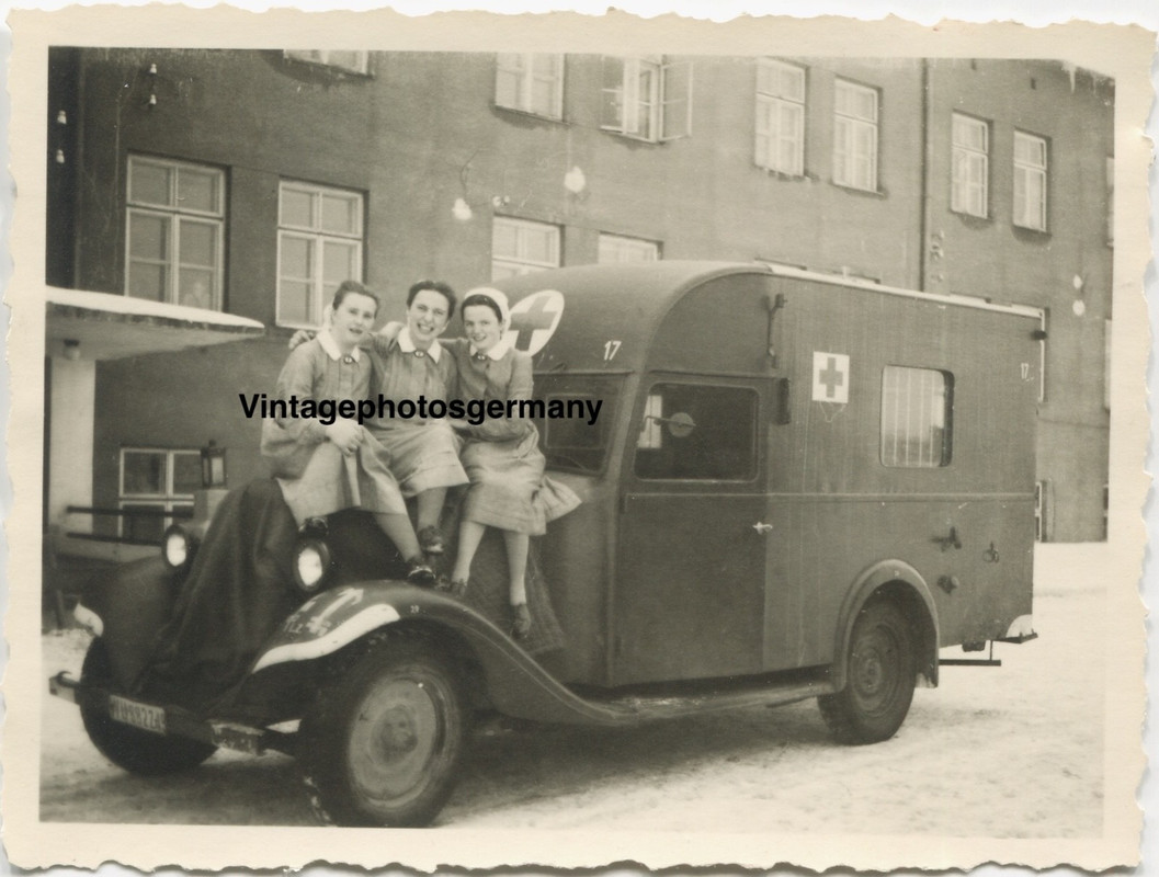 Foto Polen Warschau DRK LKW Truck Frauen Helferin Sanitäter Girls