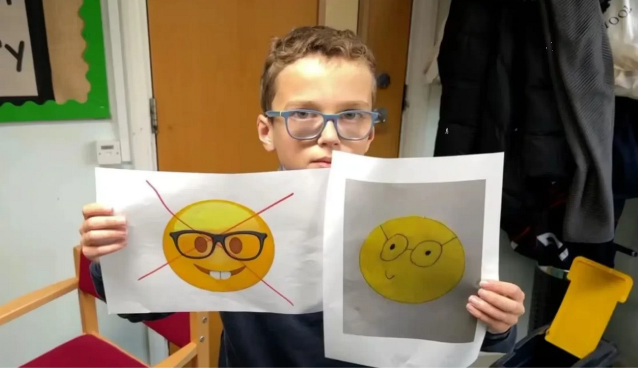 Niño solicita a Apple cambiar el emoji de lentes por considerarlo ofensivo