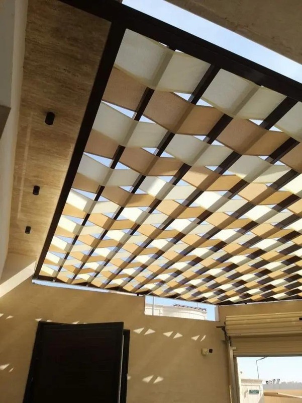 برجولة مع أعمدة خشبية