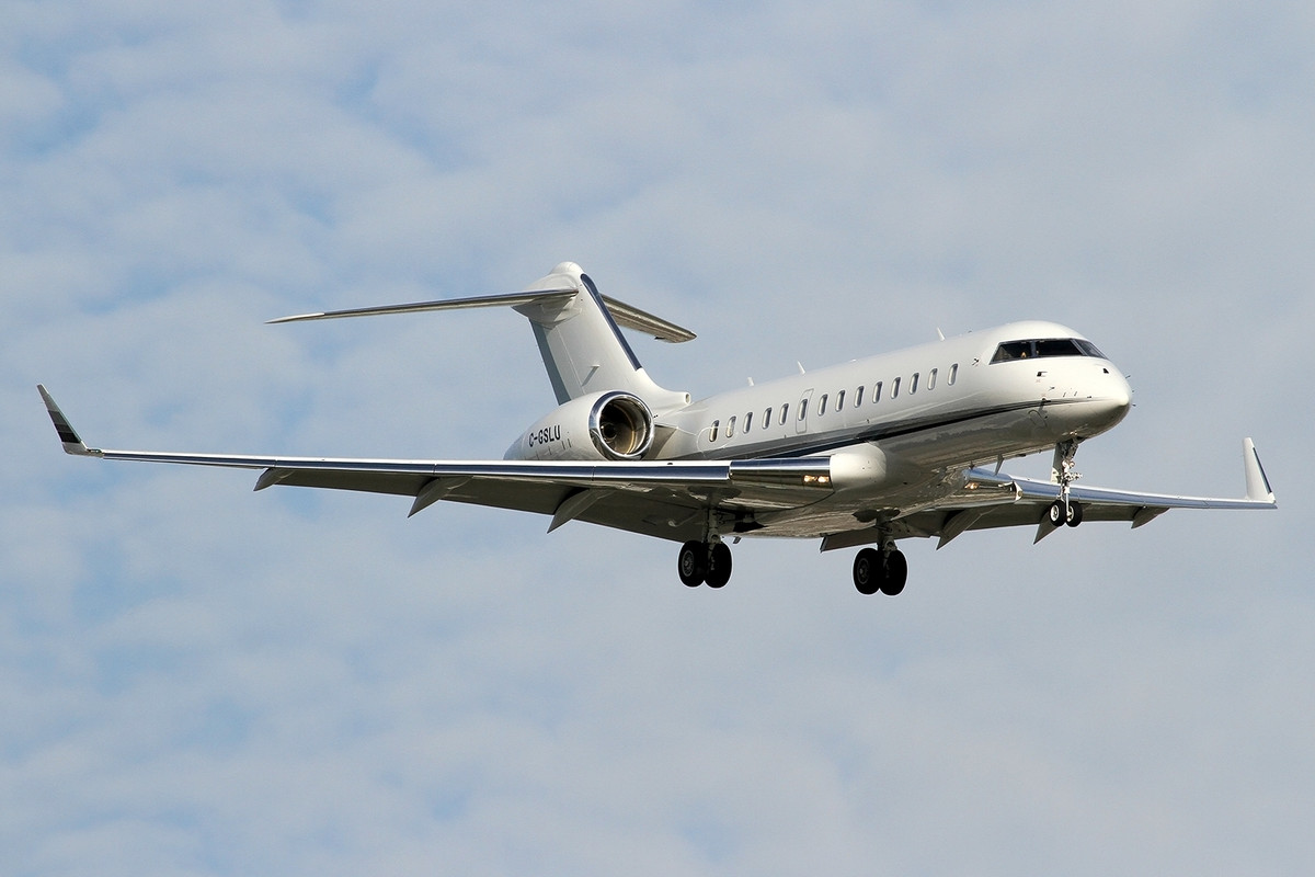 068_BD-700-1A11_C-GSLU_Skyservice Business Aviation Inc