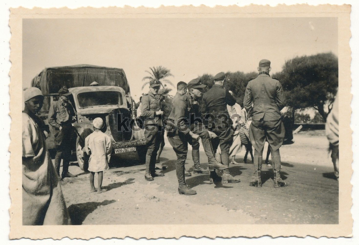 Foto Afrika Kämpfer mit Einheimischen in Lybien 