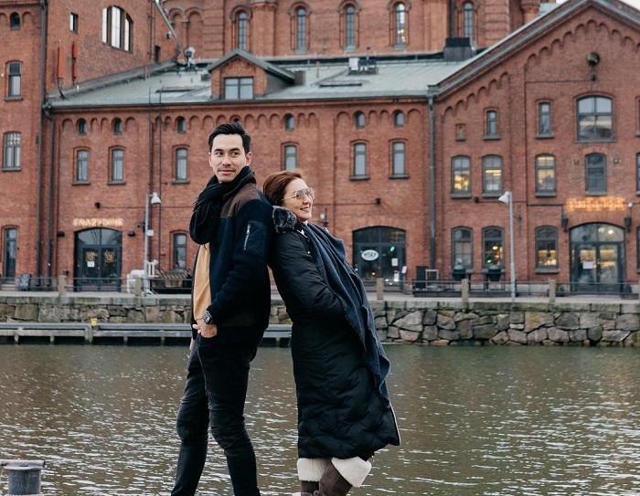 Momen mesra Darius Sinathrya dan Donna Agnesia saat traveling bersama.