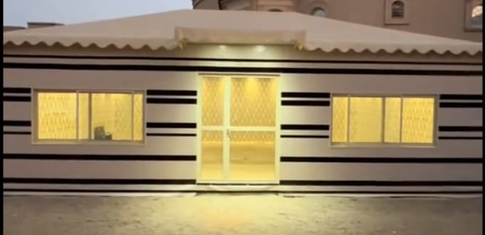 خيمة ملكية مع ثريات كريستال