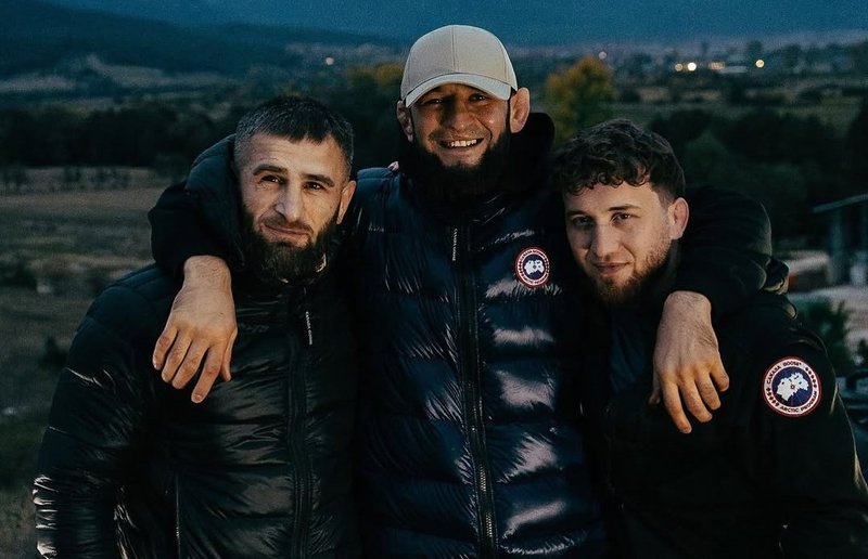 Хамзат Чимаев се похвали със снимки от село Баня