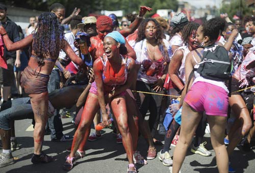 http://img.plug.it/sg/viaggi2008/upload/lon/londra-carnevale-notting-hill-ragazze-brasiliane.jpg