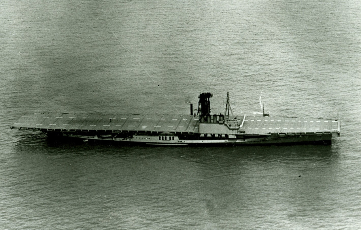 Les porte-avions des Grands Lacs Wolv-1943-04-06-anchored-lake-mich