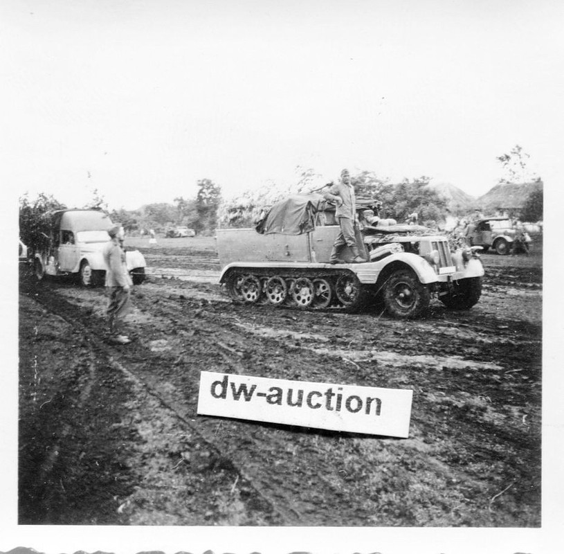 SdKfz Halbkette und Fahrzeug vom Art. Rgt. 25 (m