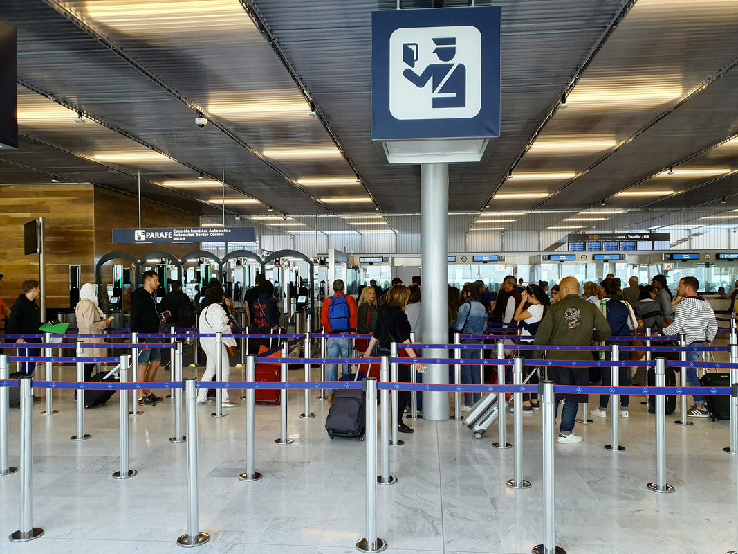 Procédures de contrôle des pièces d'identité dans l'aéroport international de Mistohir.