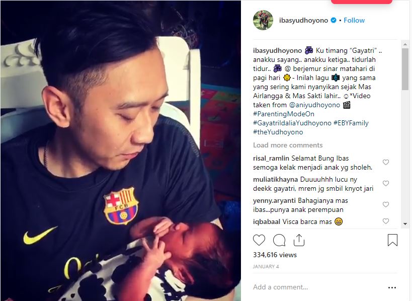 Ibas memakai jersey Barcelona