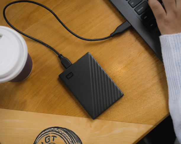 外型輕巧、厚度纖薄的 WD My Passport HDD 能輕鬆收進公事包，是儲存大型檔案的最佳行動裝置