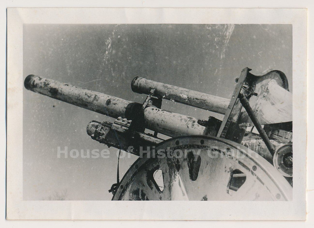 Nahaufnahme 10,5 cm Feldhaubitze 18, weißer Winter-Tarnung, camo