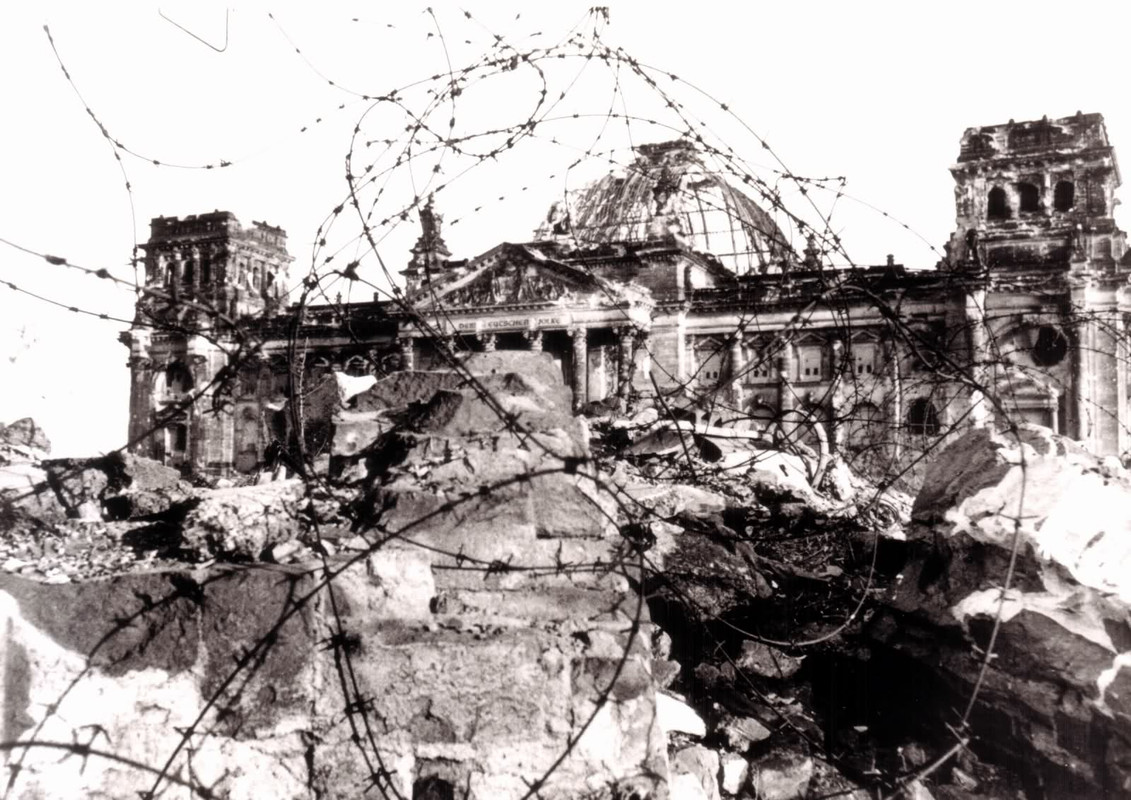 Reichstag visto a través de alambres de espinos en 1945