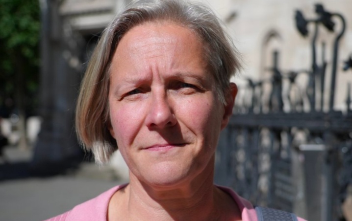 Mujer que tuvo que adoptar a su propio hijo para convertirse en su madre legal