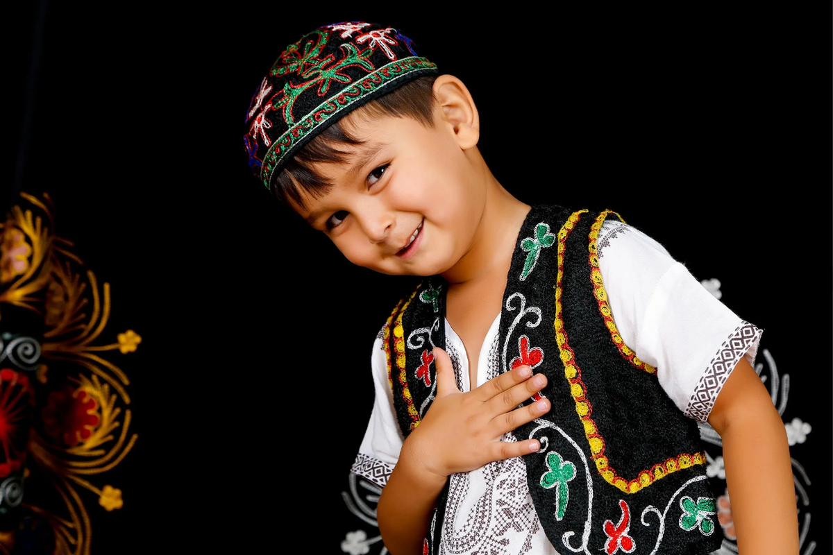 Как регистрироваться рахмат. Узбекский мальчик. Узбекские дети. Узбекский национальный костюм для мальчика. Узбекский мальчик маленький в национальном костюме.