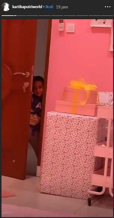Putra bungsu Habib Usman menjenguk Kartika Putri dan bayinya dari balik pintu kamar