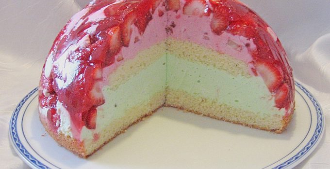 Mai – Torte mit Erdbeeren und Waldmeister Mai – Torte mit Erdbeeren und Waldmeister