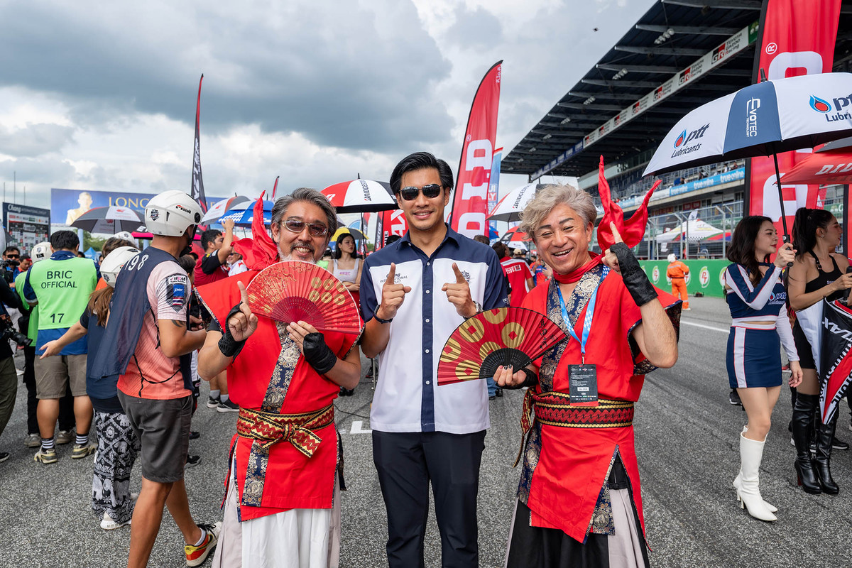 14.คุณตนัยศิริ และกองเชียร์ต่างชาติ