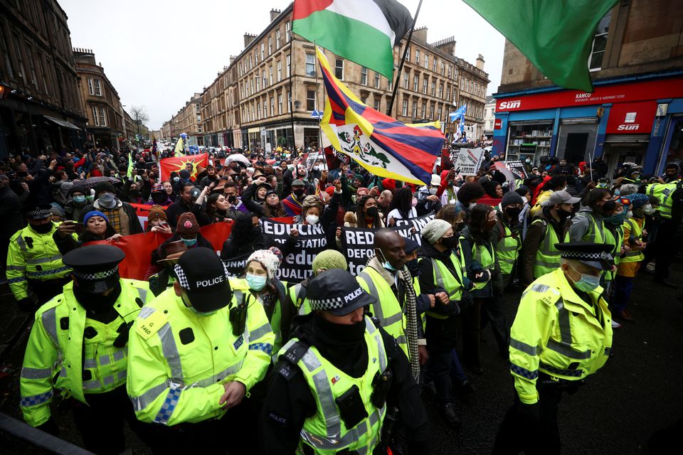 Miles de personas se manifiestan en Glasgow por la acción climática de la COP26