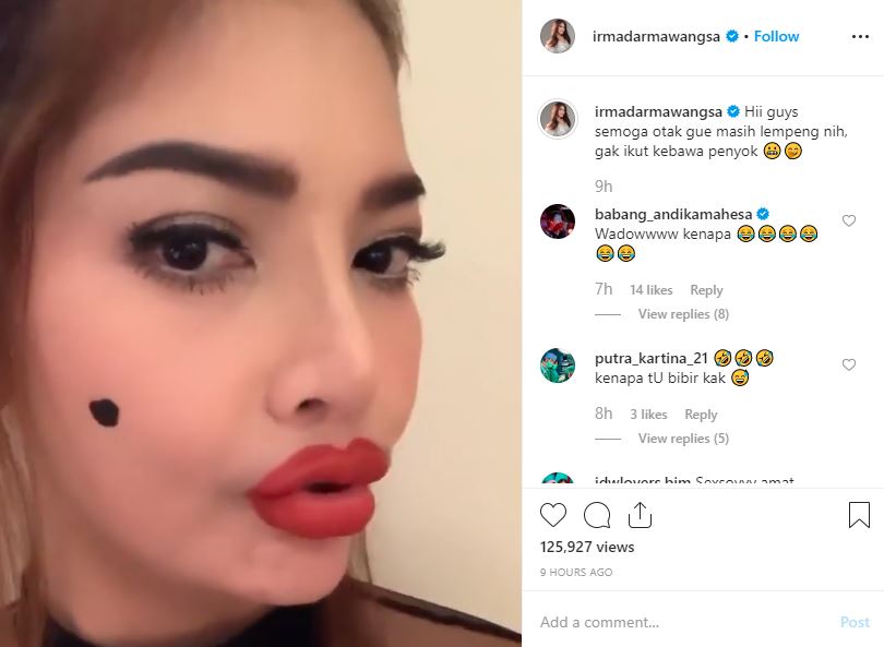 Irma Darmawangsa tampil nyeleneh