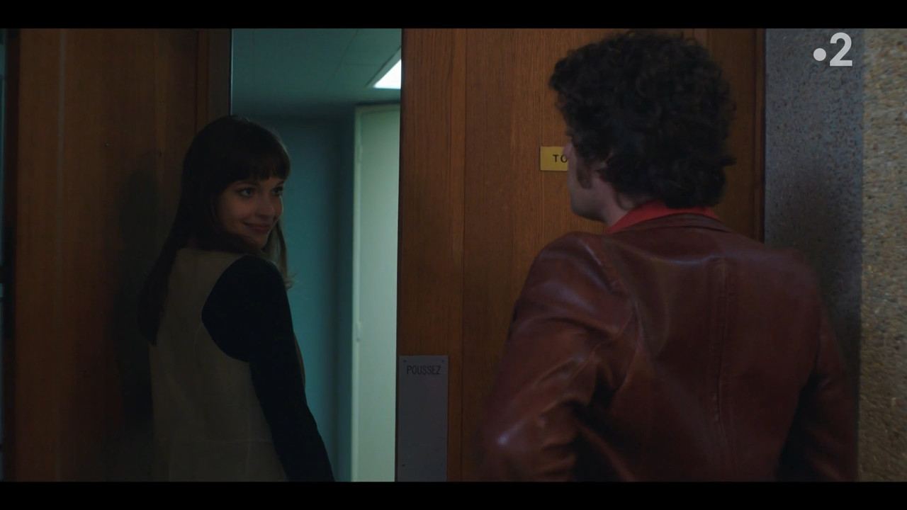 2022-05-13_21_10_Fr2_Les-petits-meurtres-d-Agatha-Christie-70-s_3x2_La-chambre-noire.mp4_snapshot_51