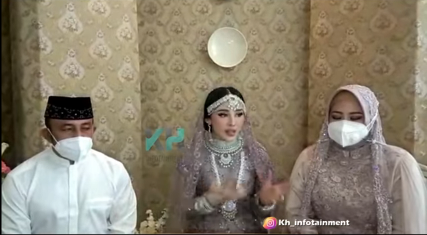 Margin Wieheerm bersama kedua orangtuanya setelah acara pengajian