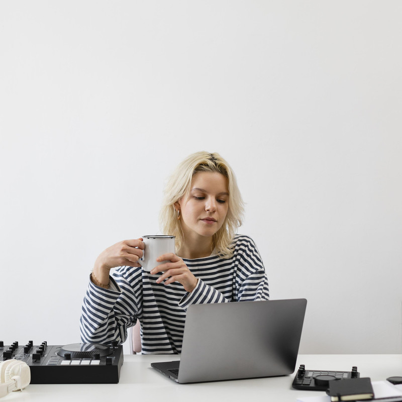 Femme concentrée au travail - Amélioration de la concentration et mémorisation