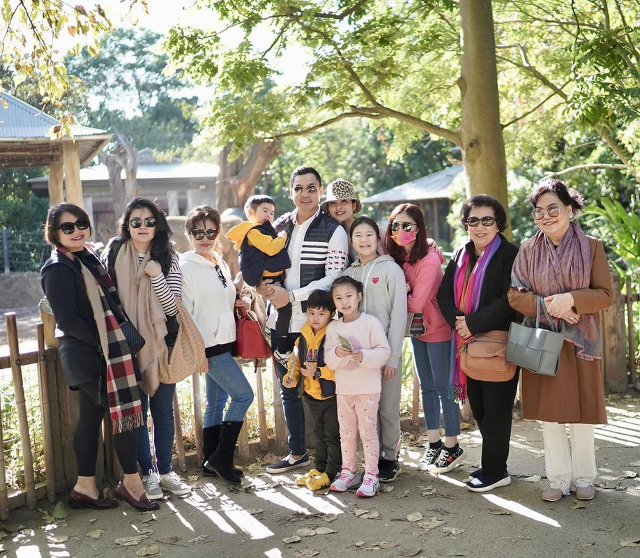 Momen keluarga besar Sandra Dewi dan suami berkumpul bersama di Australia dengan formasi lengkap, ada oma juga opa dan oma Mikha serta Rafa.