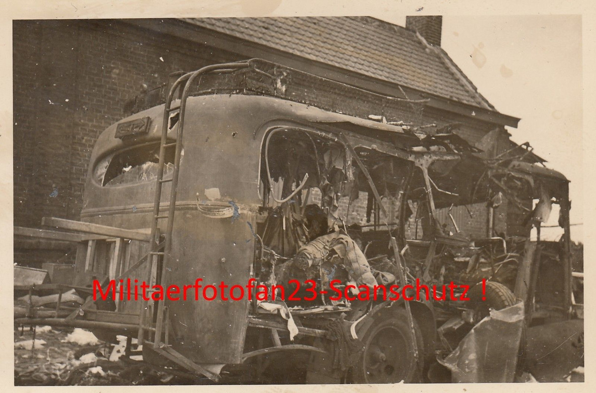 WH Flak-Rgt.Soldaten an zerstörten englischen Mi