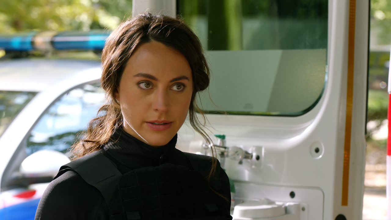 True.Lies.S01E03.Separate.Pairs.1080p.10bit.AMZN.WEB-DL.DDP5.1.HEVC-Vyndros.mkv_snapshot_37.14_[2023