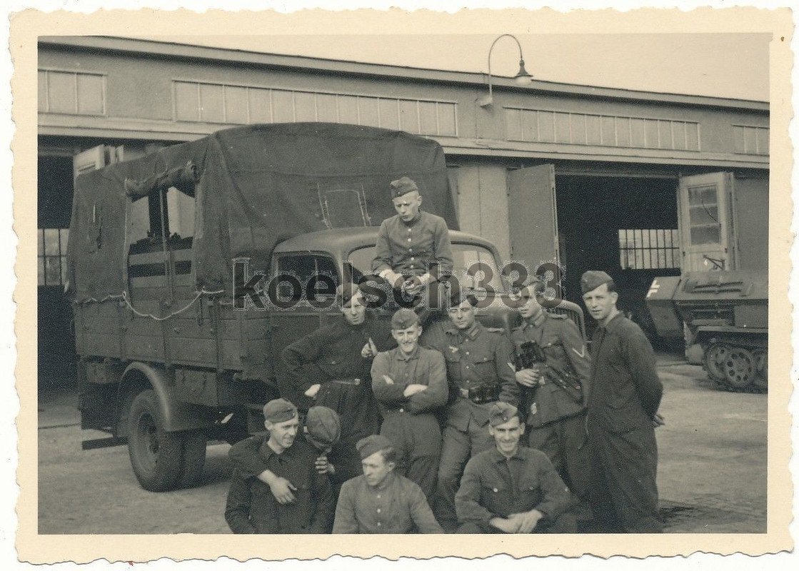 Foto Kraftfahrer auf Opel Blitz LKW Schützenpanz