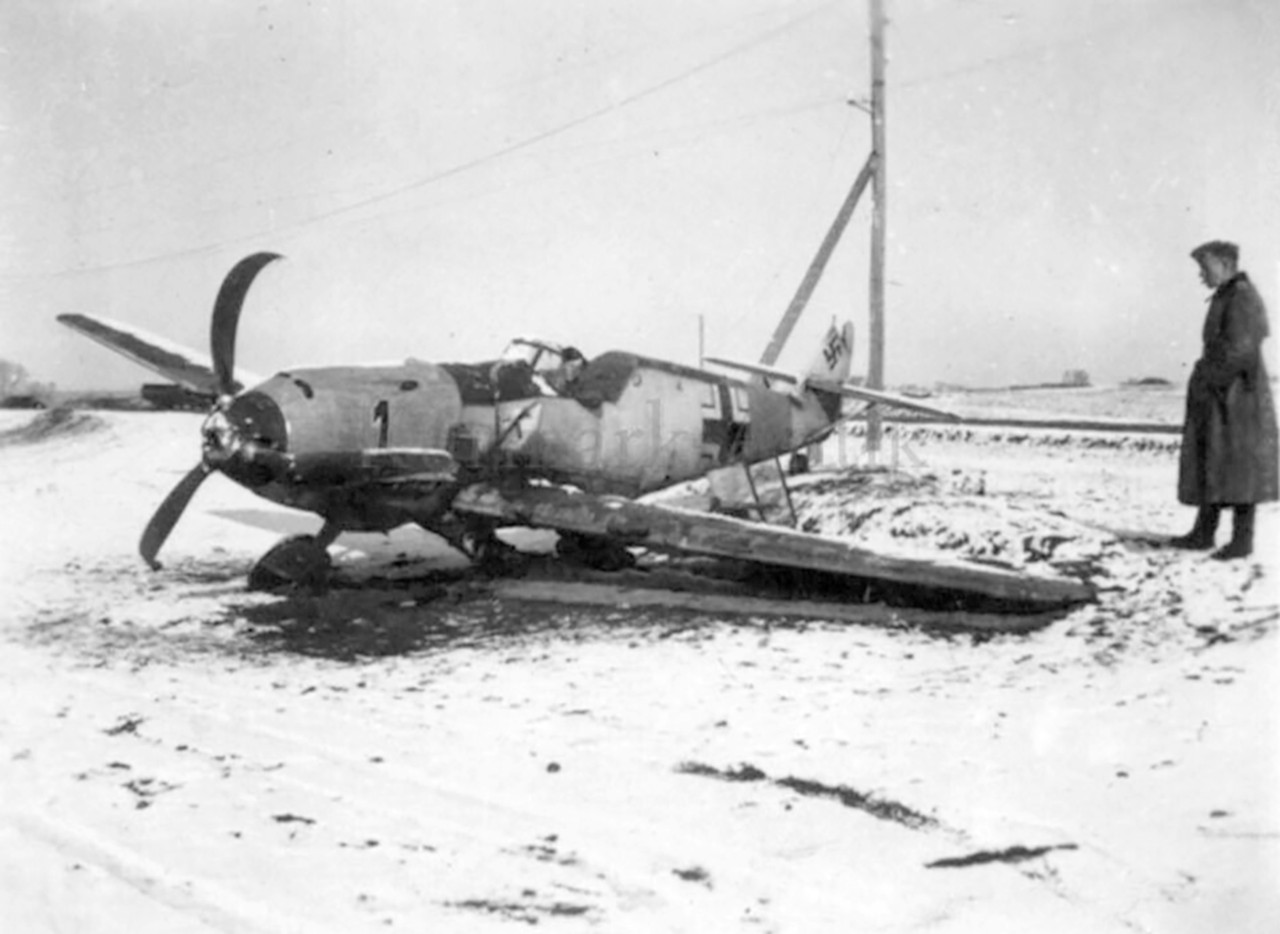 Ostfront-Messerschmitt-Bf-109E3-8-JG27-B