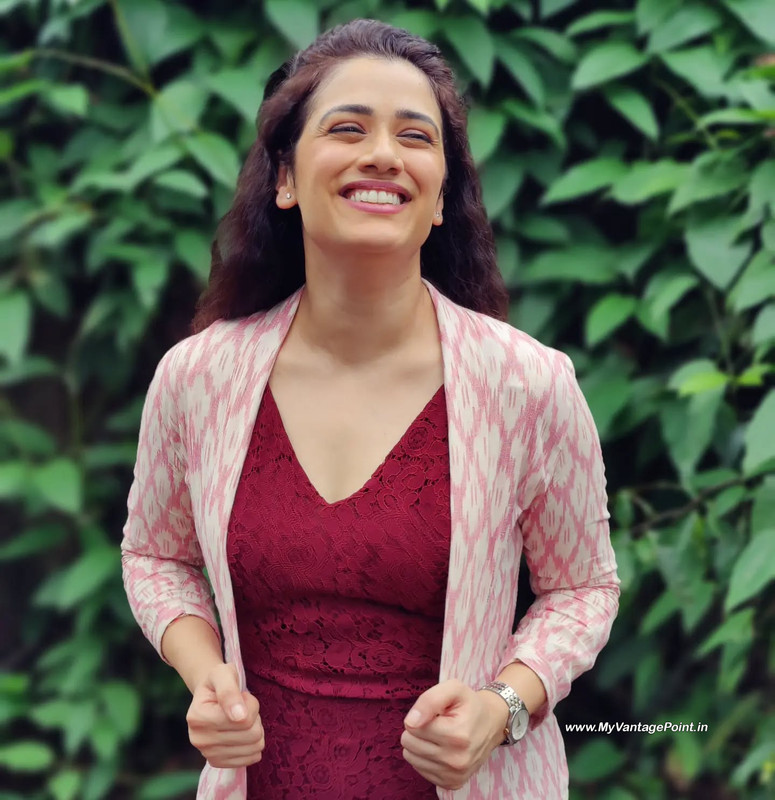 13-Girija-Oak-Godbole-Hot-Photos-HD-Mobile-Wallpaper-In-Western-Outfits-My-Vantage-Point