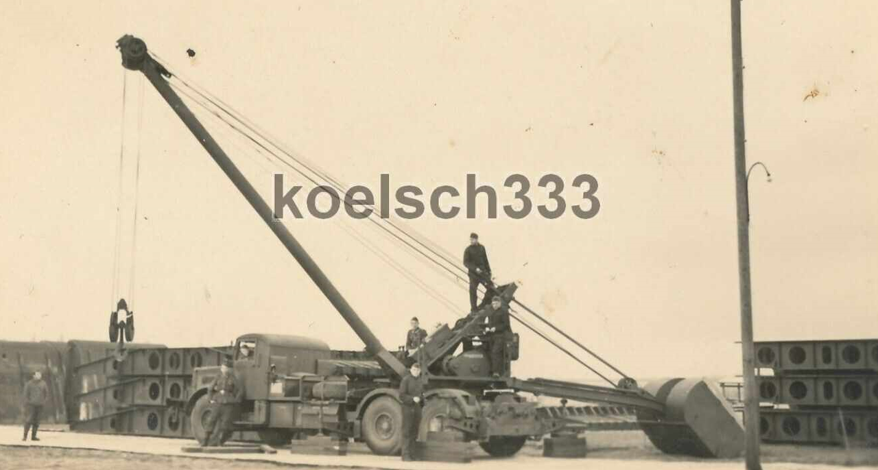 Faun L 900 comme LK5 avec grue Demag de 10 t  Faun-L-900-d-cor-pour-Tag-der-Wehrmacht-1