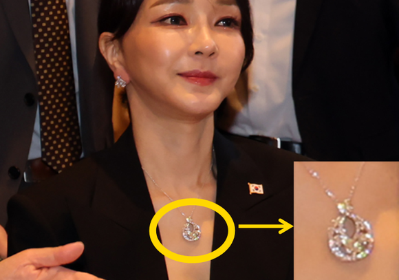 지난 6월 29일(현지 시간) 스페인 마드리드에서 열린 동포 간담회에 참석할 당시 김건희 여사가 착용했던 목걸이. (사진=연합뉴스)